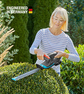 Compact, handy and very light
battery hedge trimmer for small
to medium-sized hedges. Gardena EasyCut Cordless Hedge Trimmer 14733-55
