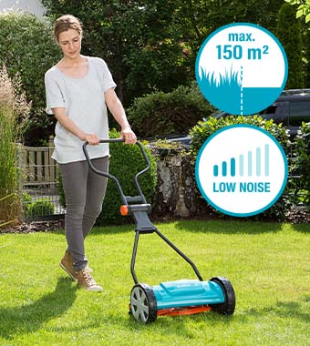 Gardena Classic 330 33cm Cylinder Lawnmower 4027-20 – Low Noise, Up To 150m² Coverage Woman using Gardena Classic 330 hand push cylinder lawnmower in a garden – 33cm cutting width, suitable for lawns up to 150m², low noise – model 4027-20