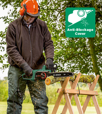 Designed to reduce blockages
The ergonomic cover design can be
conveniently cleaned and improves the flow
of woodchips, reducing blockages and
downtime for highly efficient working. Bosch UNIVERSALCHAIN 35 Chainsaw ergonomic anti-blockage